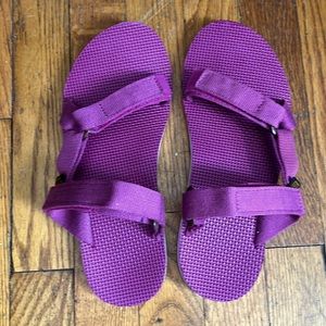 Teva Universal Slides in a rich plum/berry color! Velcro, flat no platform